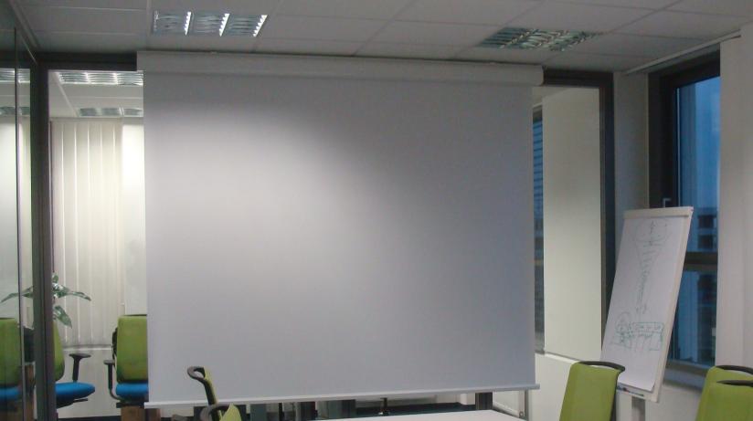 Projektionswand im Büro / Besprechungsraum